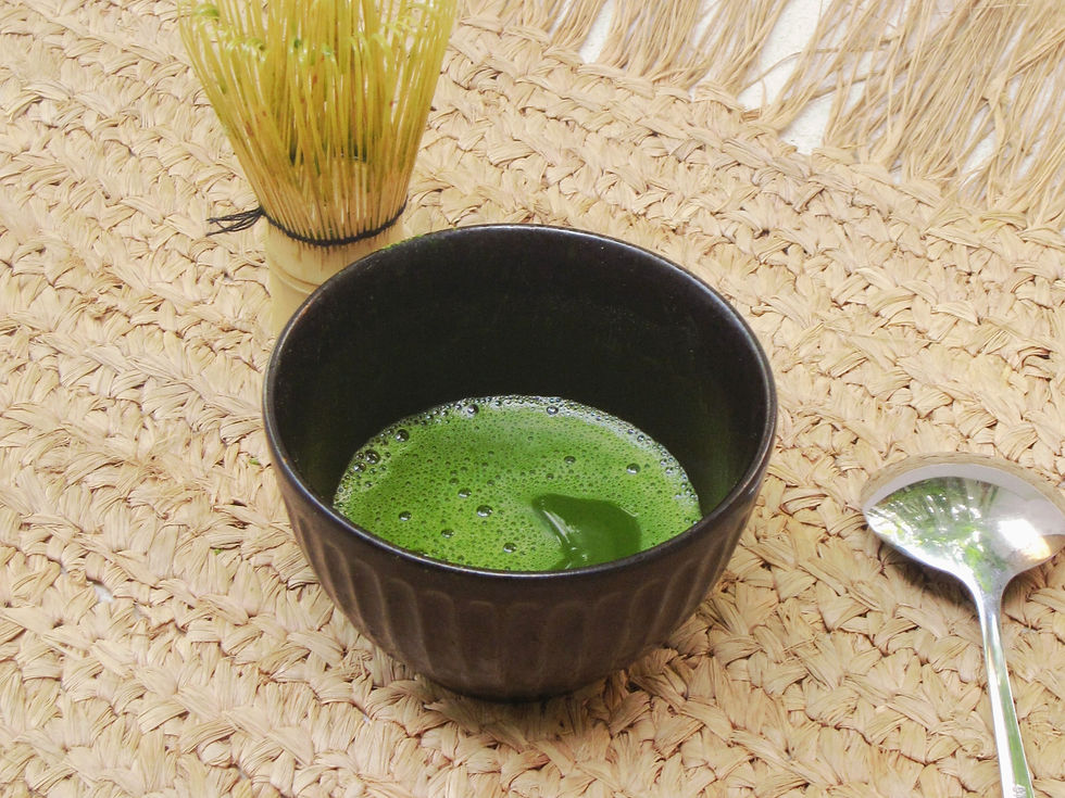 点てたChotto Matchaの鮮やかな緑色と茶筅 / Whisked Chotto Matcha showing its vibrant green color